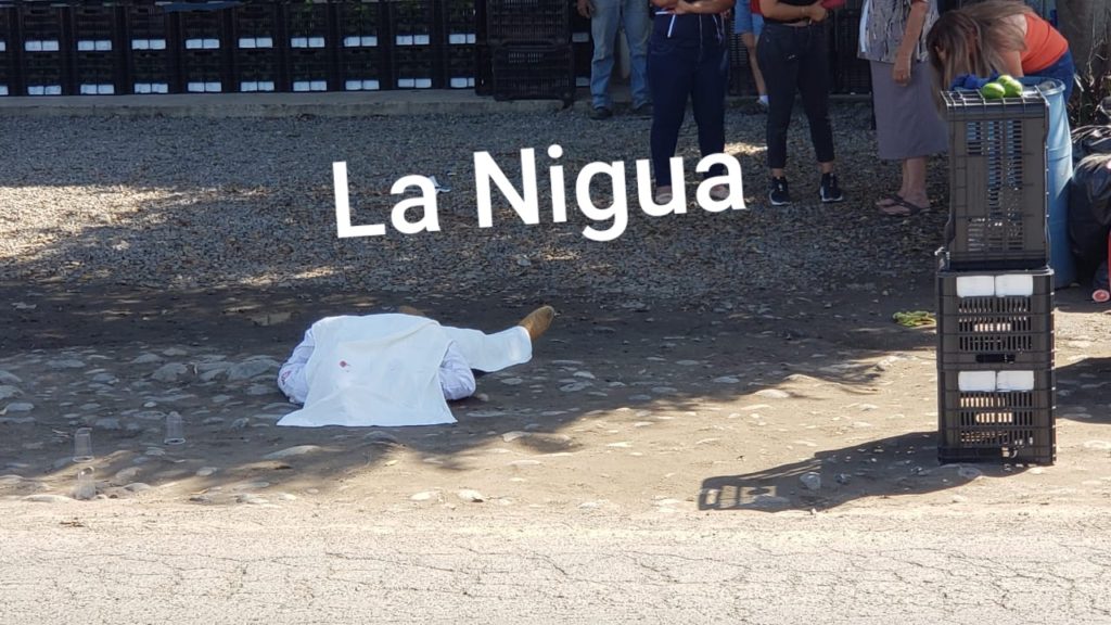 Siguen las ejecuciones de Martinez de la Torre ***Asesinan a un comprador de limón otra persona, resultó lesionada. Información y Fotografías de Bernabé Vallejo Olvera MARTÍNEZ DE LA TORRE, VER.- De nueva cuenta, sigue sin control la ola de homicidios en este municipio citricola dónde fue ultimado a balazos, un comerciante de limón, quien fuera ejecutado a la libramiento de esta cabecera municipal. Dónde se encontraba el comerciante de cítricos, se encontraba en las inmediaciones de su negocio y quien respondía al nombre de GUSTAVO C.C de 48 años de edad, quien trabajaba para la empresa de cítricos “Cadillo” fue baleado por sujetos que circulaban como se ha hecho costumbre en estos crímenes de alto impacto, viajaban a bordo de una motocicleta. Durante la agresión, también resultó lesionado: Salvador M. G., de 38 años con una herida de bala en el brazo derecho. Acudiendo paramédicos de Cruz Ámbar, quienes lo trasladaron a un nosocomio para su atención médica. Hasta el lugar del cruento homicidio, arribaron elementos y unidades de la SSP en su V Región, Guardia Nacional, SEDENA, policía municipal quienes acordonaron el lugar de los hechos. Iniciando la carpeta de investigación correspondiente, personal de la Fiscalía Regional, ministeriales y criminalistas quienes ordenaron el traslado del cuerpo del infortunado comerciante hasta el SEMEFO de esta cabecera Judicial para realizar la necropsia de rigor y posteriormente entregar sus restos a sus familiares para darle sepultura en su lugar de origen.