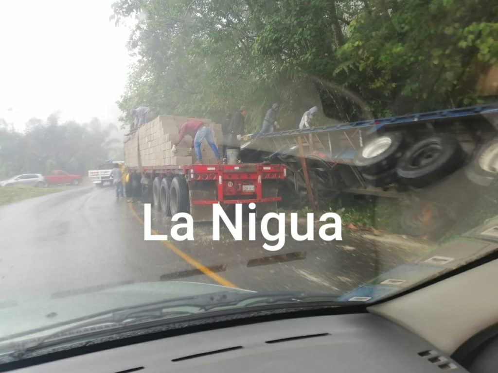 Vuelca tráiler cargado de Block en curvas de atzalan.