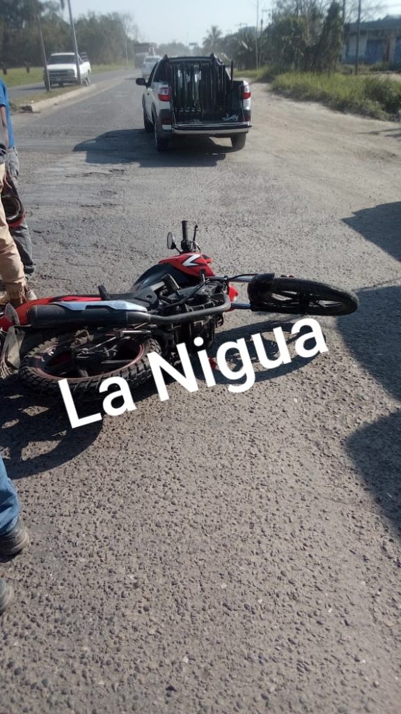 Motociclistas, son arrollados por camioneta en Martínez de la Torre