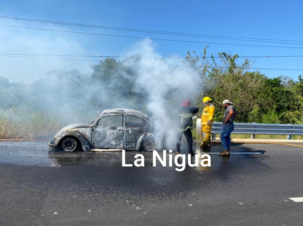 Se incendia automóvil en la carretera Jáltipan – Acayucan 20210316 034535