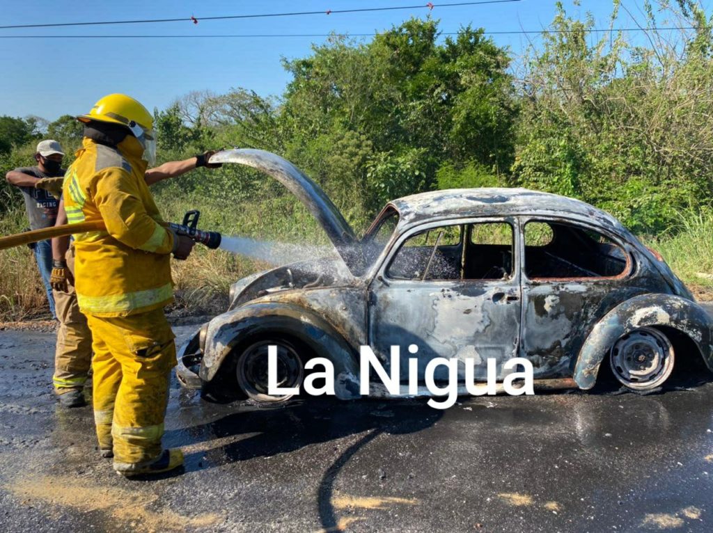 Se incendia automóvil en la carretera Jáltipan - Acayucan 1 20210316 0346122715410806412613272