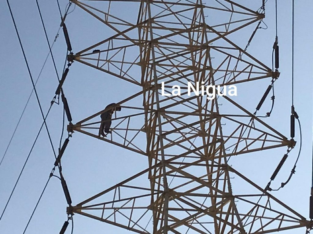 Se sube a una torre de la CFE.