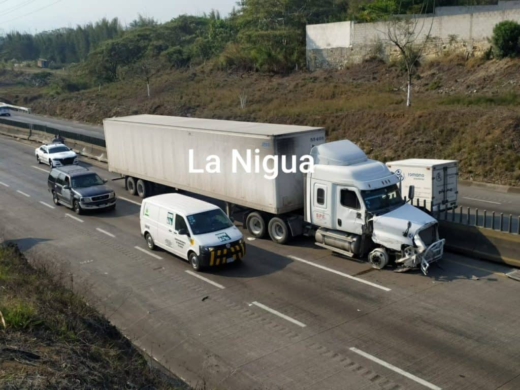 Choca tráiler contra muro de contención.