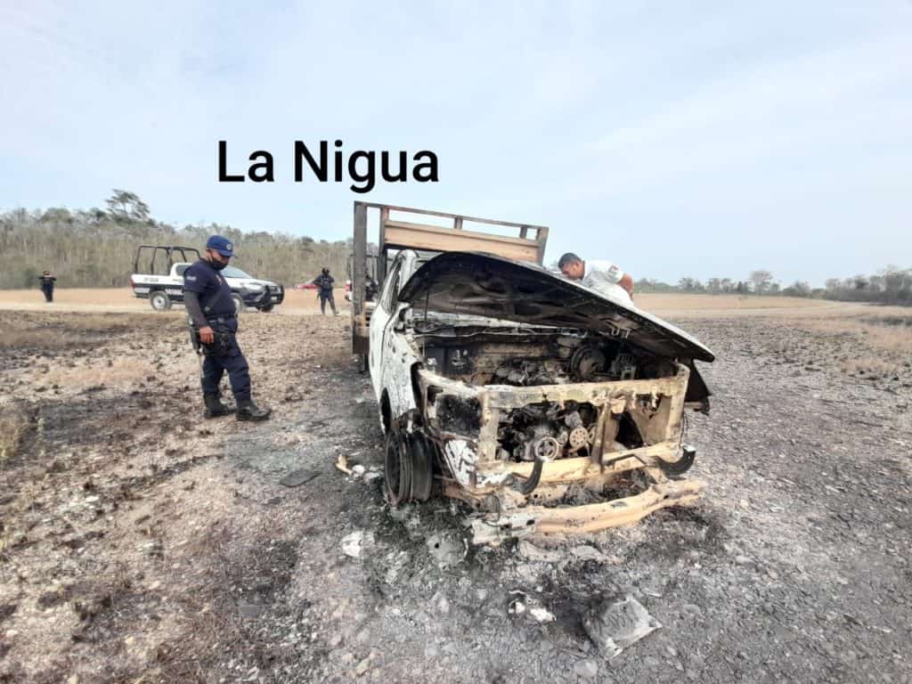 Camioneta calcinada en Pozo de PEMEX en Papantla