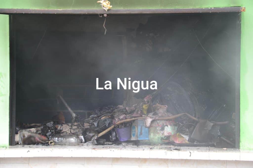 Fuego consume parte de una vivienda