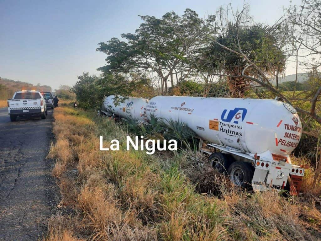 Tráiler con doble pipa de gas se sale de la carretera en Actopan