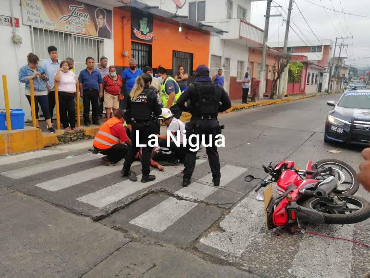 Chocan automóvil y motocicleta