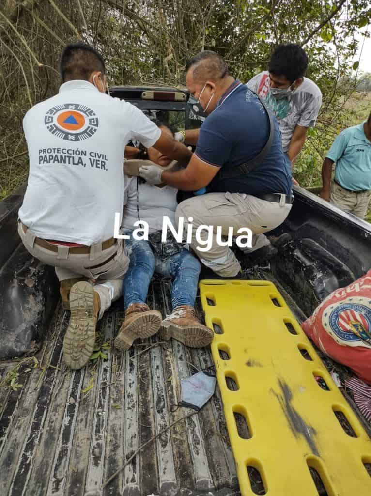 Conductor de tráiler embiste a camioneta y provoca aparatoso accidente en Papantla