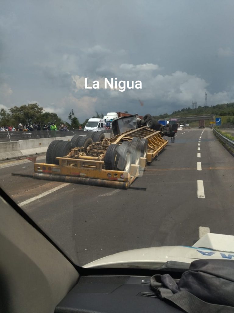 Tres heridos en volcadura de tráiler