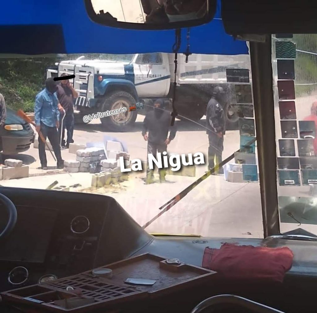 Autodefensas realizan bloque a la entrada de Maltrata