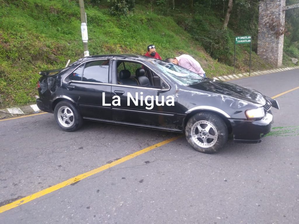 Vuelca llegando a la ermita de Tomatlán.