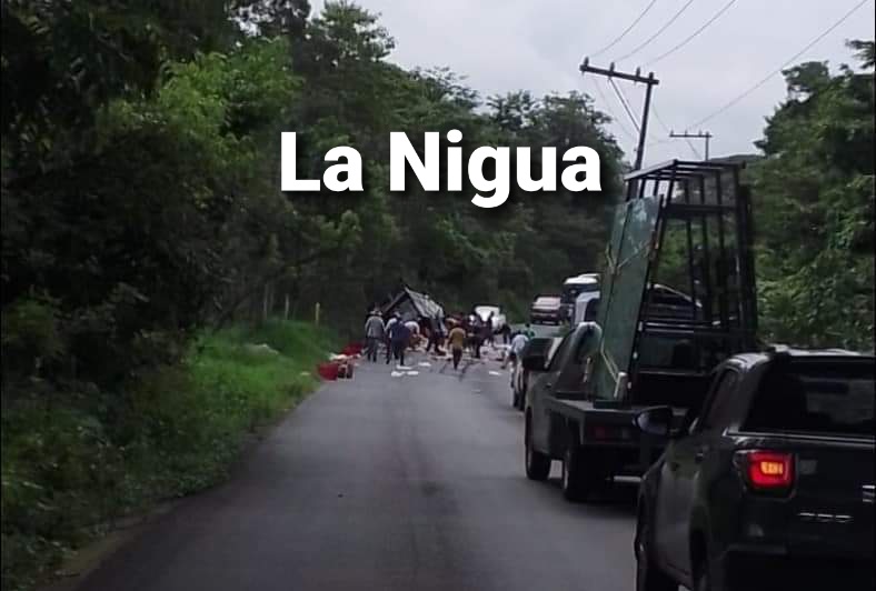 VUELCA CAMIONETA CON REFRESCOS 1 20210622 173332