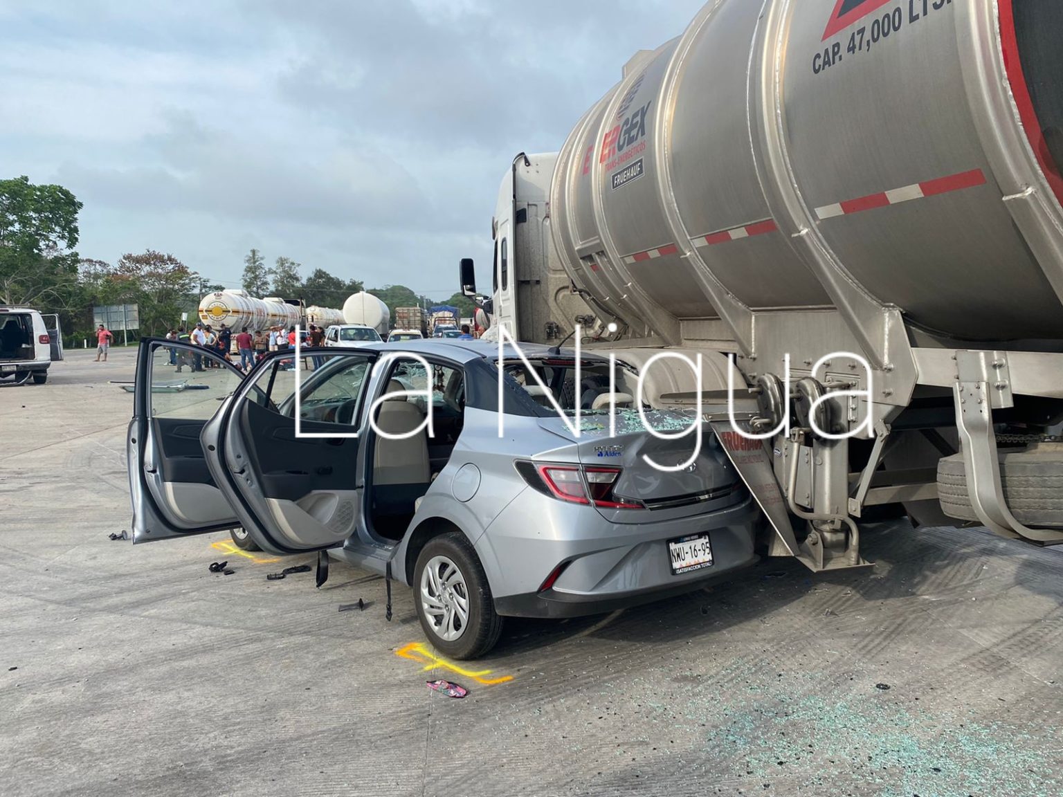 Aparatoso accidente en Tihuatlán, tras impactarse dos unidades particulares