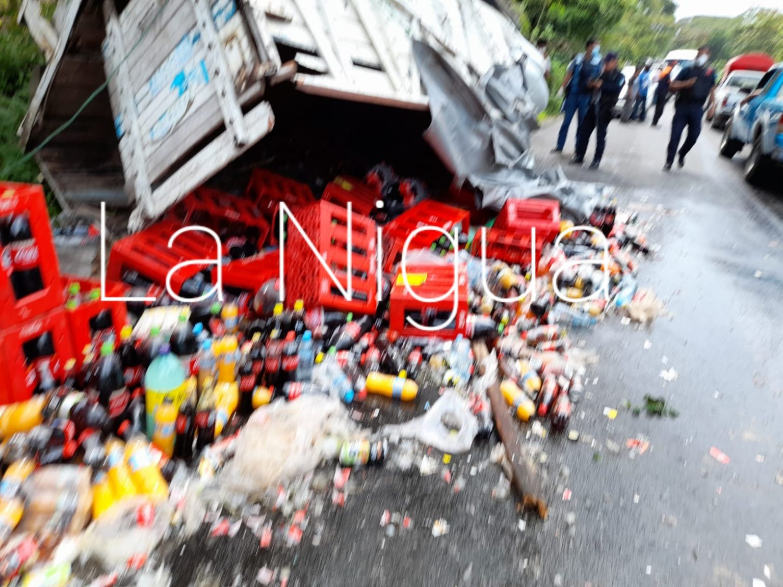 CUERPOS DE AUXILIO ATIENDEN VOLCADURA