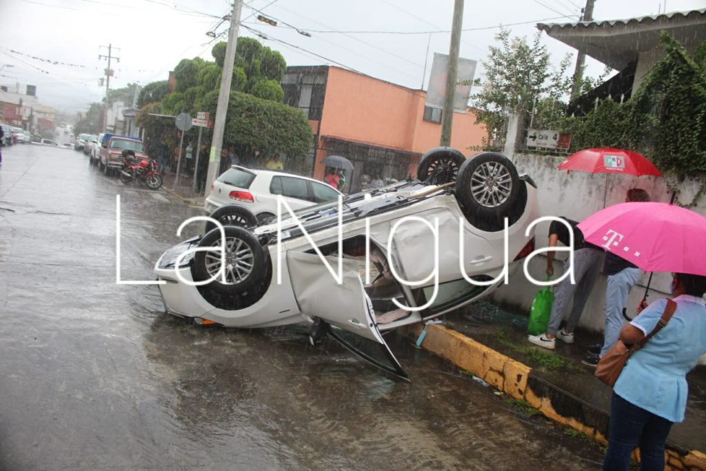 Choque y volcadura:2 lesionados.