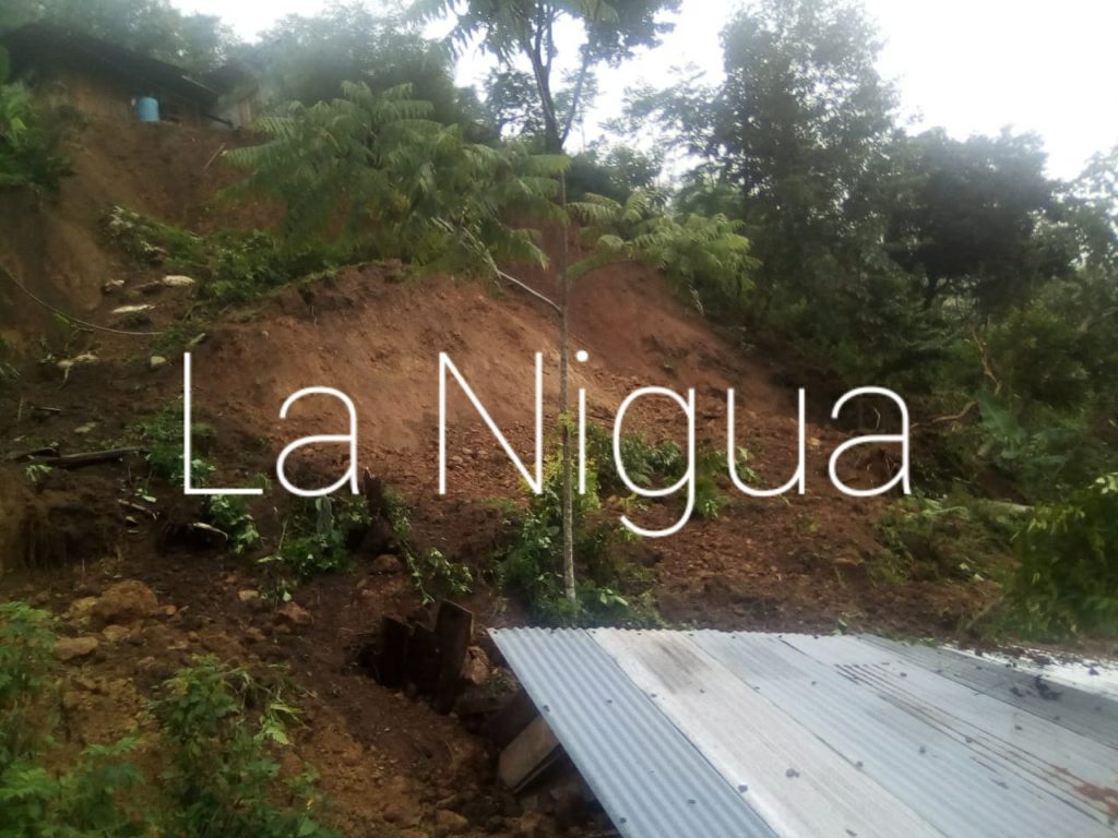 Alud arrastra vivienda en Tonalixco.