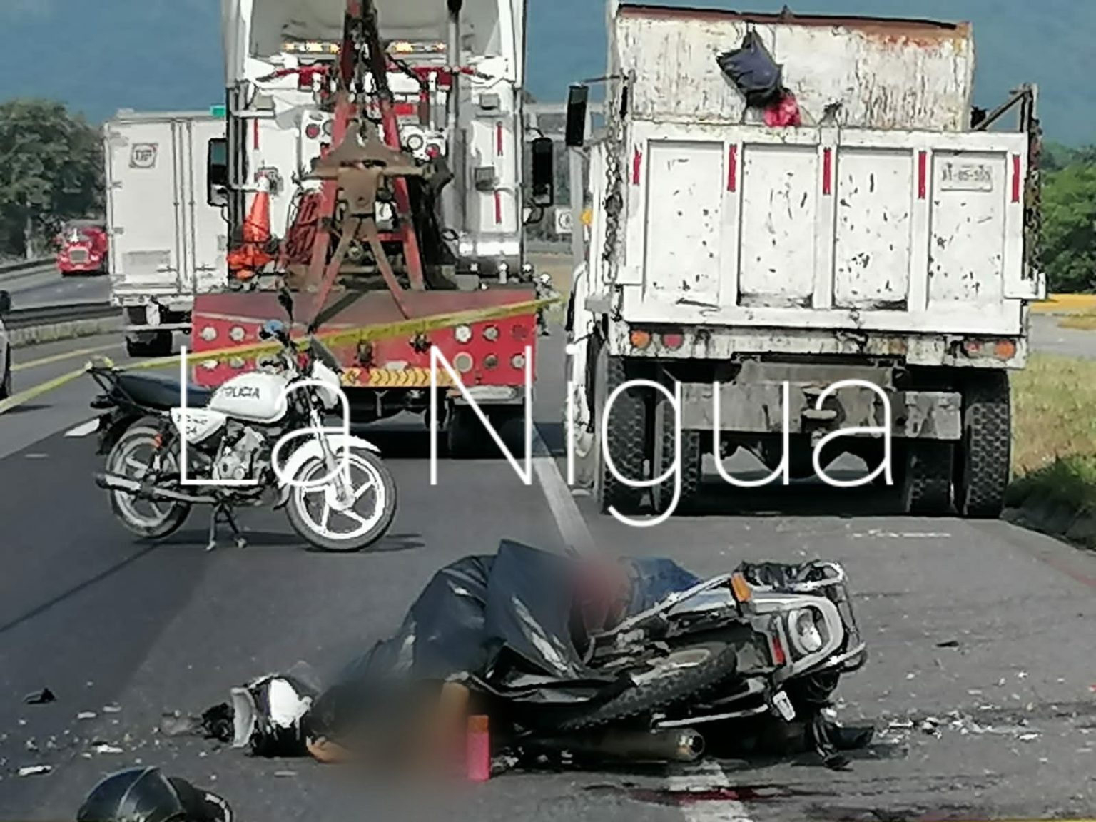 Muere motocicleta al chocar contra volteo