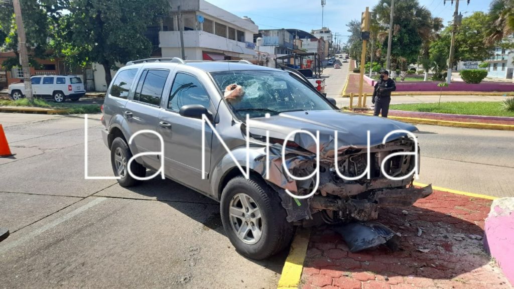 Aparatoso choque de camionetas en la Maria de la Piedad