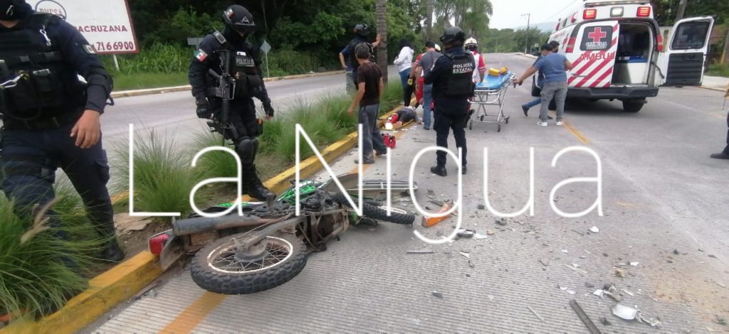 Embisten a mujeres motociclistas.