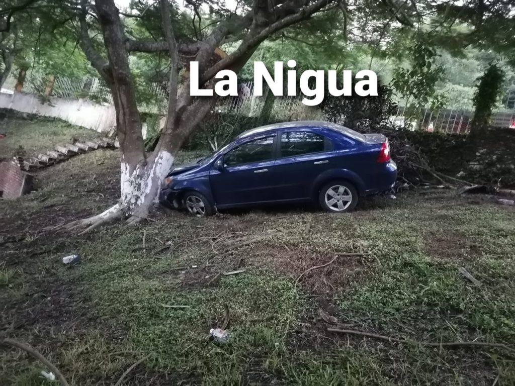 Aparatoso accidente al interior de la Fiscalía Regional en Papantla