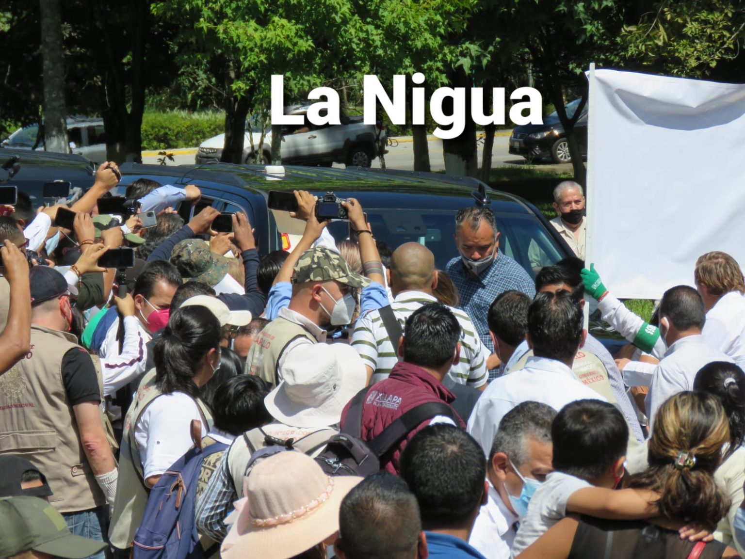 Con manifestaciones reciben a López Obrador en Xalapa