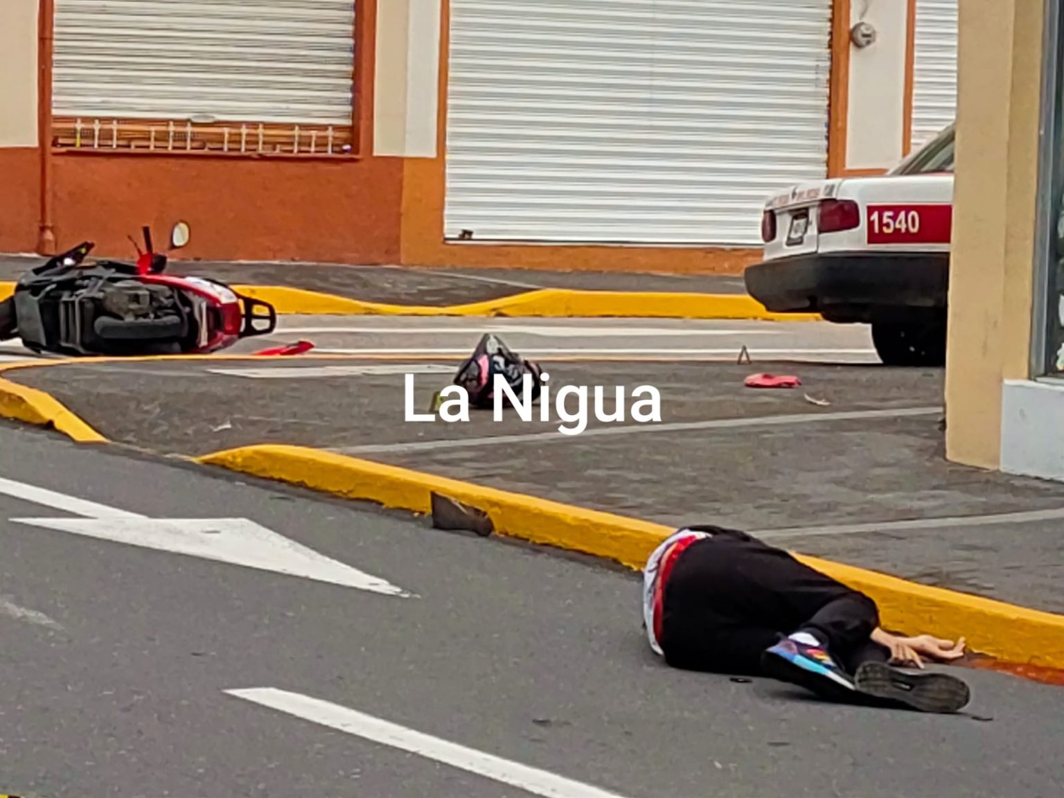 Taxi vs moto: 1 muerto, 1 lesionado.