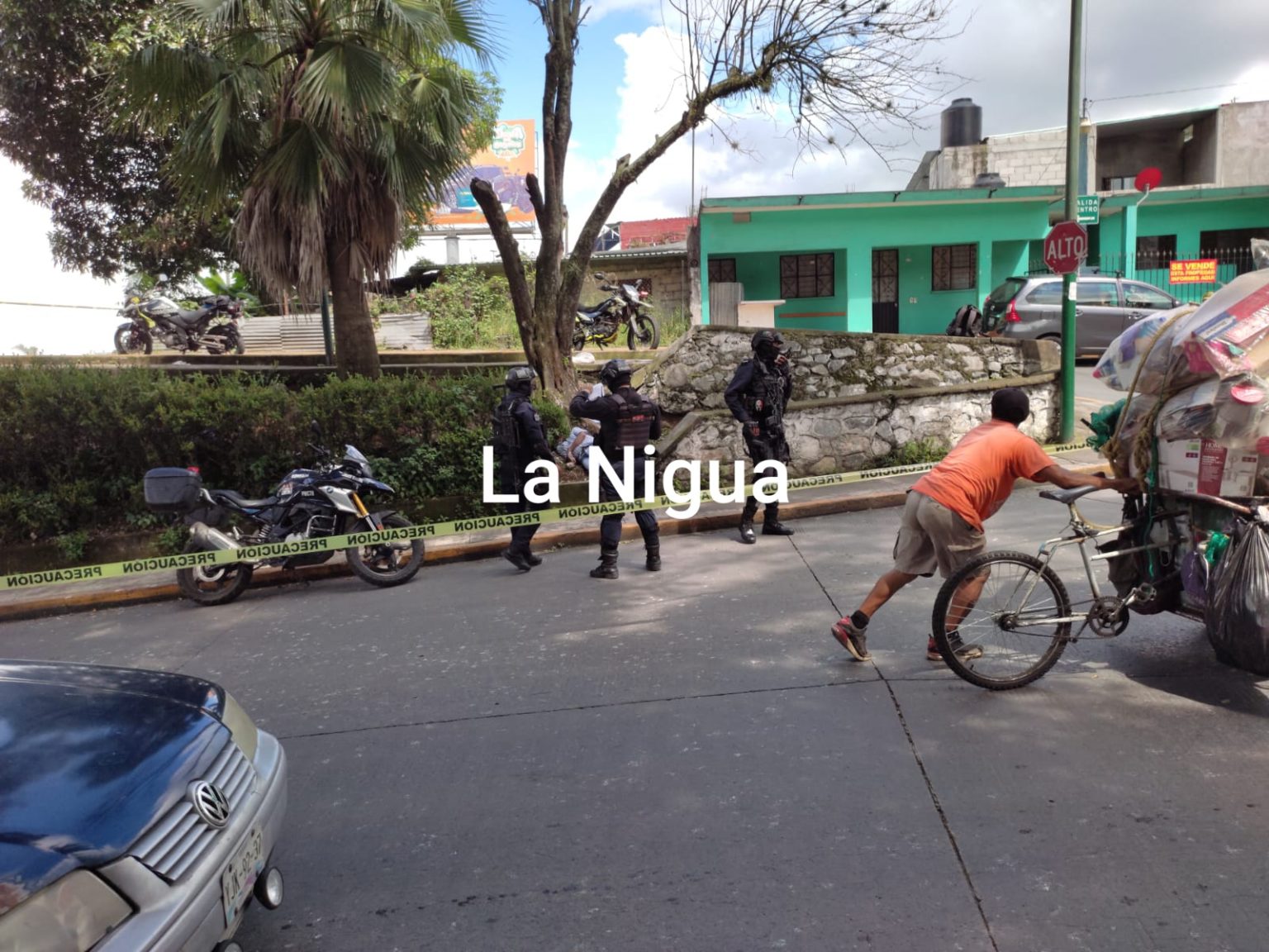 Muere hombre al caer de camioneta