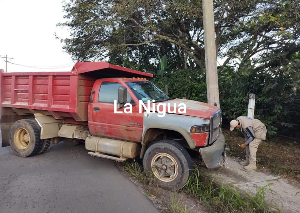 Taxi es impactado por camión volteo en Coatepec; un lesionado 1 20210804 161458