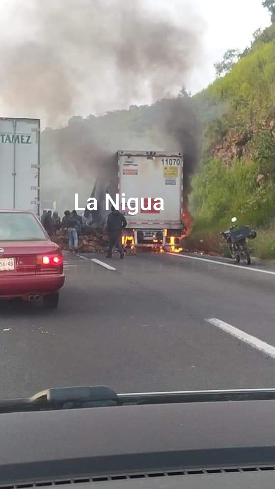 Arde caja de tráiler en Infiernillo 1 20210805 124135