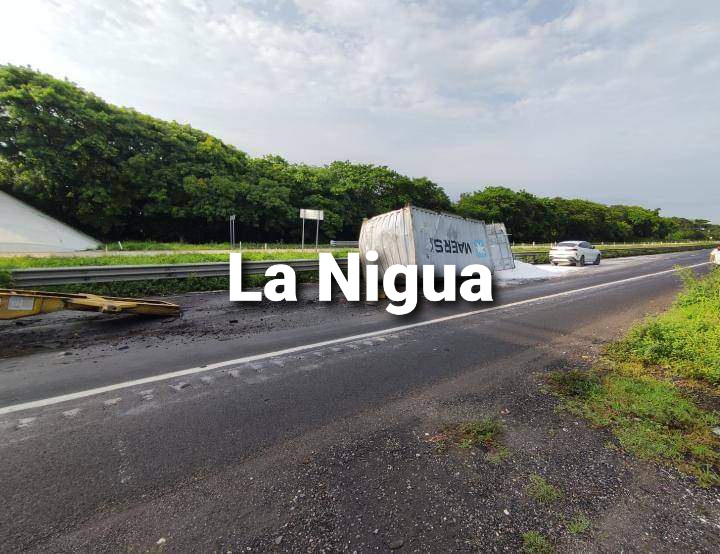 Se desprende de un trailer el segundo remolque, ácido queda regado en la carretera 1 20210806 165948