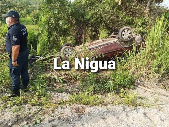 Fuerte choque en la carretera Nanchital-Las Choapas, autocompacto terminó volcado