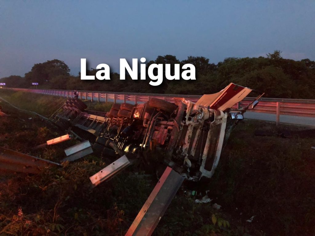 Muere operador de unidad pesada cerca de la caseta de peaje 119 de Acayucan