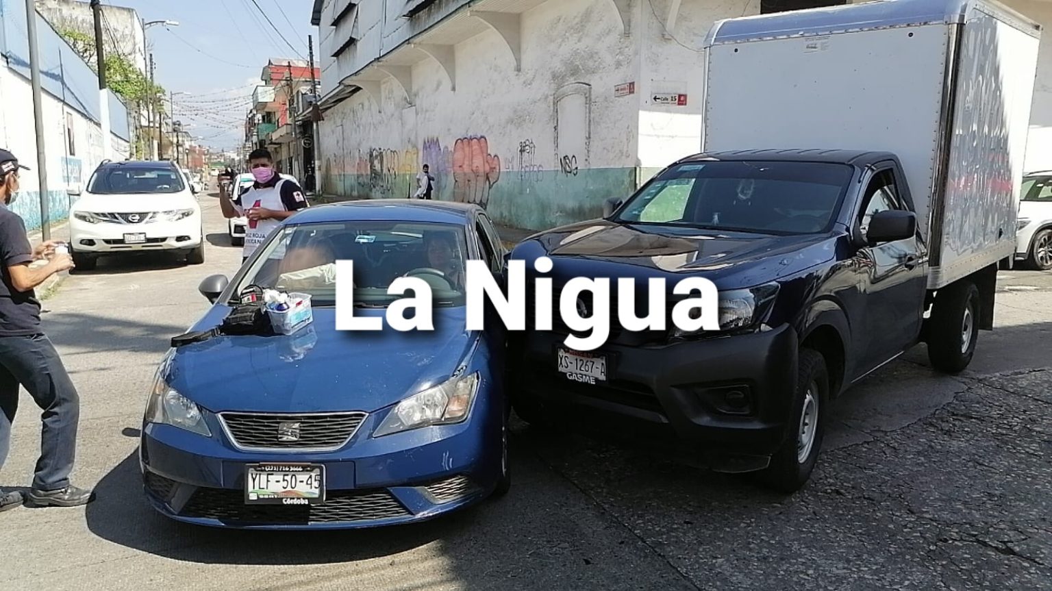 Choca camioneta contra Ibiza