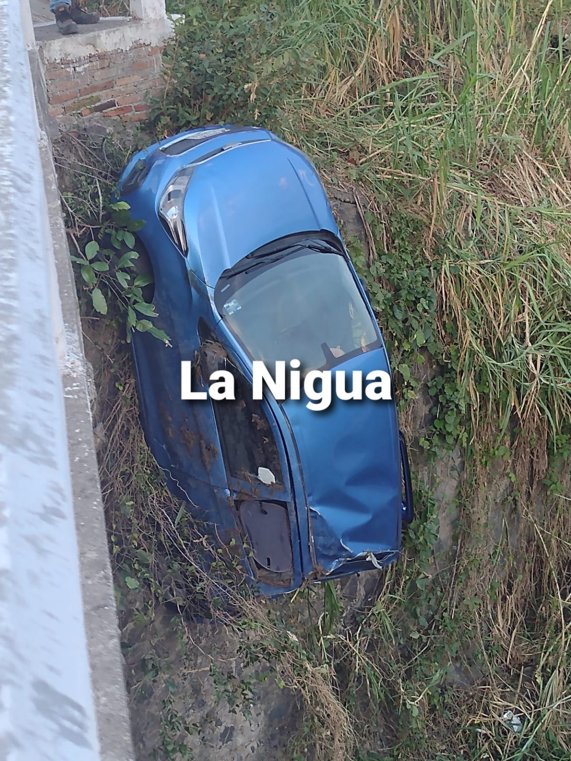 Se salva de morir un conductor tras caer de un puente en Papantla