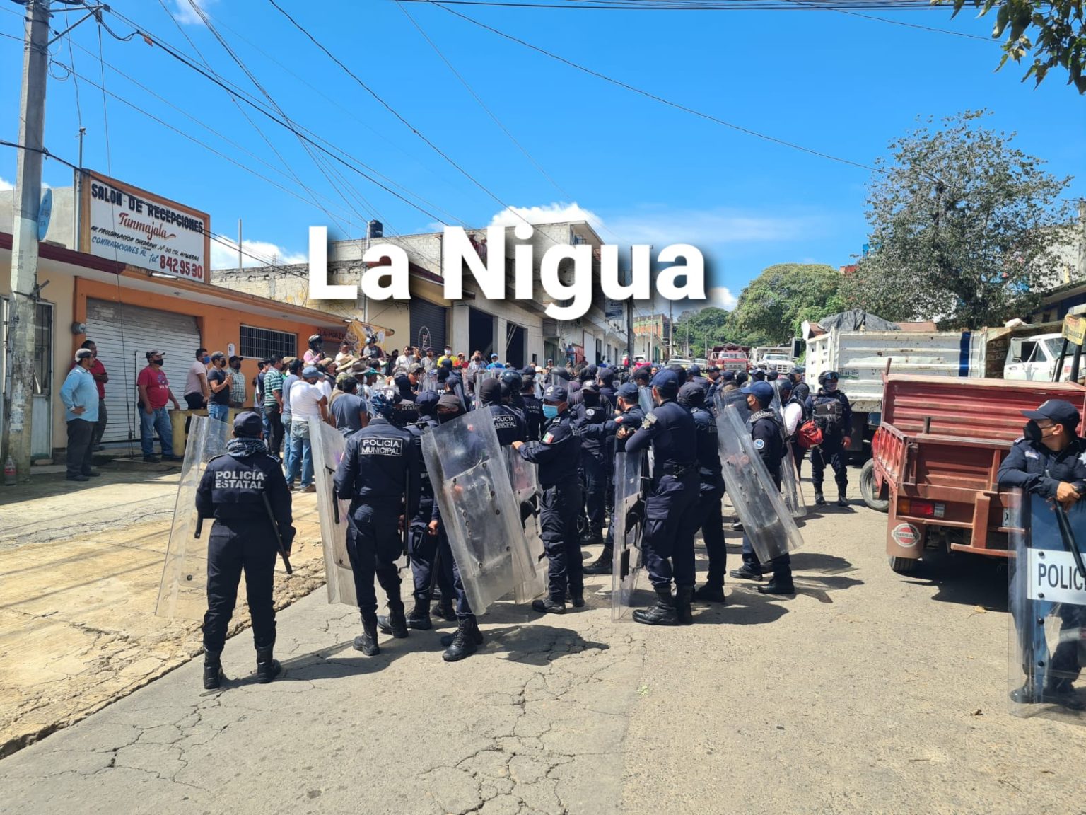 Desalojan granaderos a manifestantes en Xalapa; detienen a dos