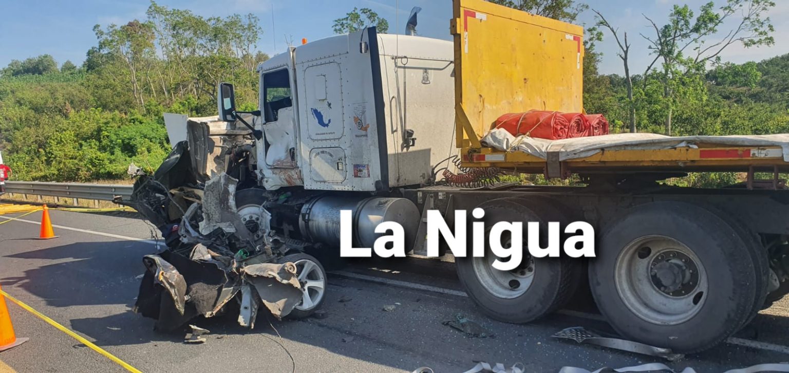 Tres muertos, entre ellos un menor al impactarse automóvil contra un tráiler en Papantla