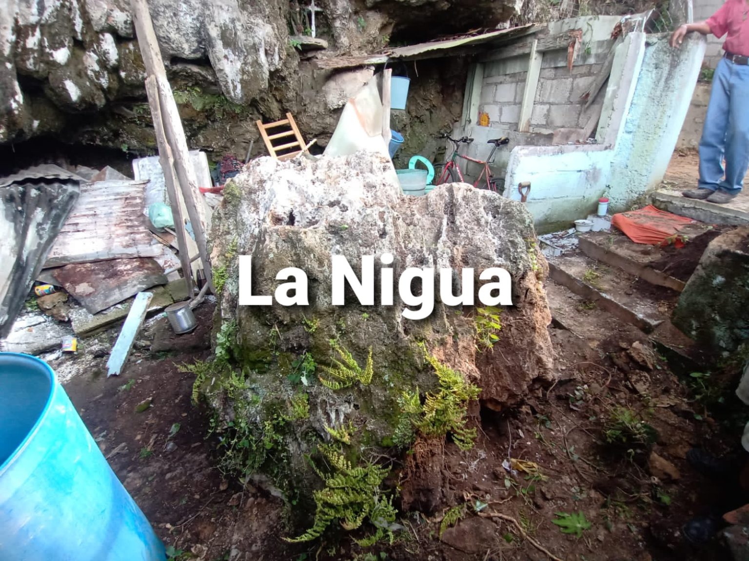 Cae roca en una vivienda.