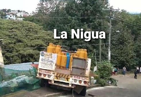 Camioneta gasera se impacta contra casa en Xalapa 2 20210922 171713