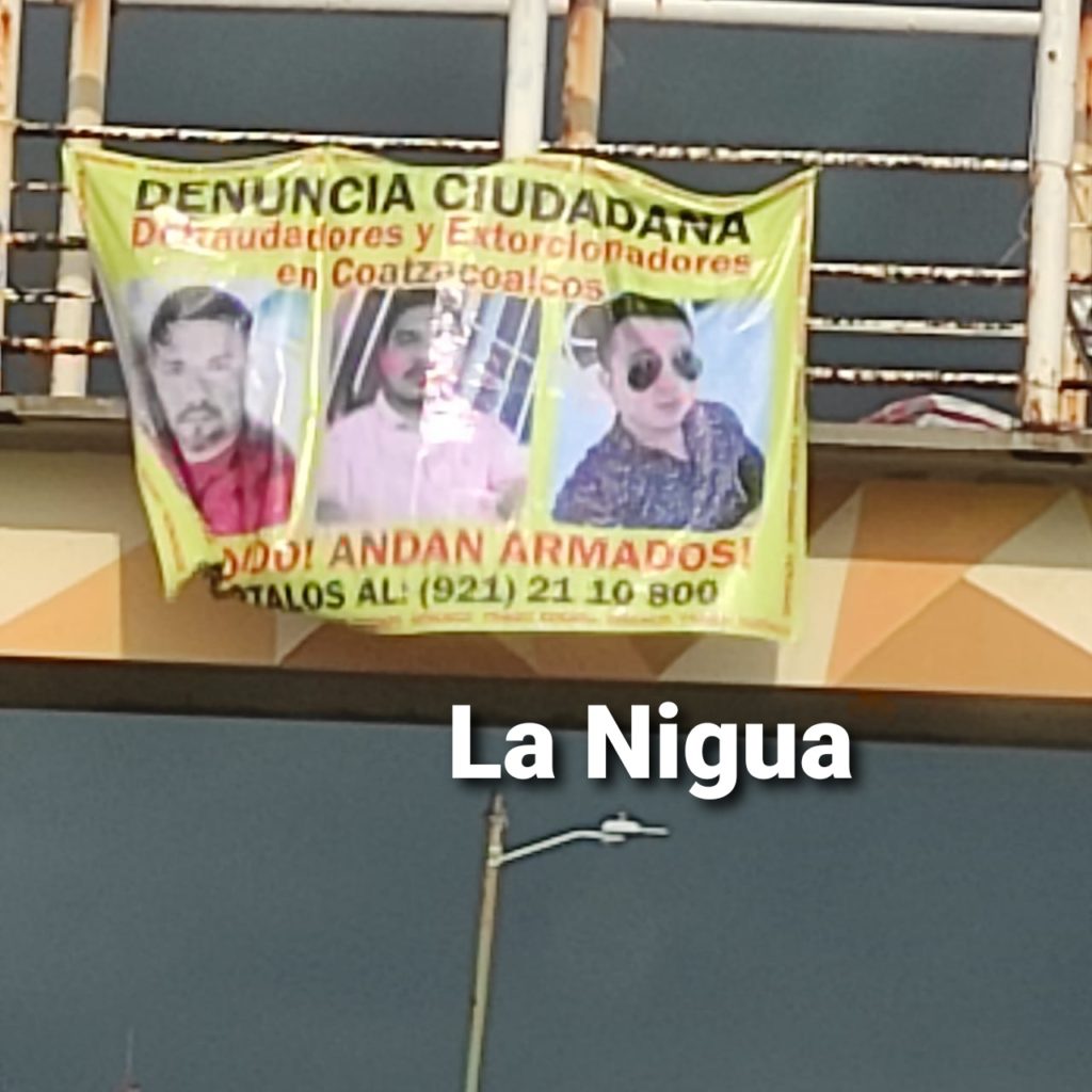 Colocan lona denunciando a presuntos defraudadores en puente peatonal de la avenida Universidad en Coatzacoalcos