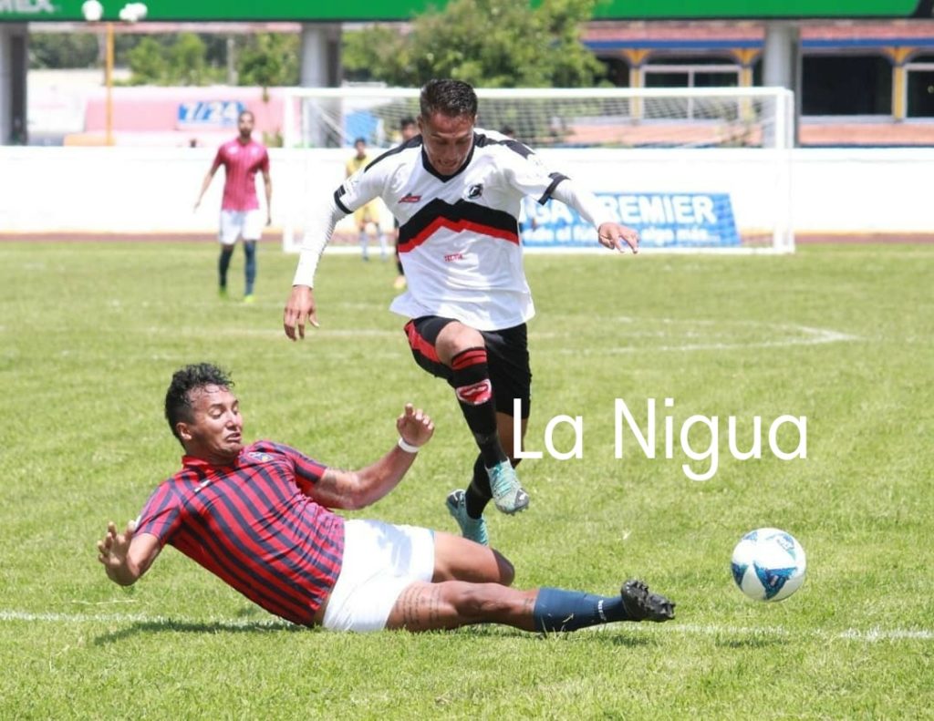 Montañeses con el piederecho ante su afición