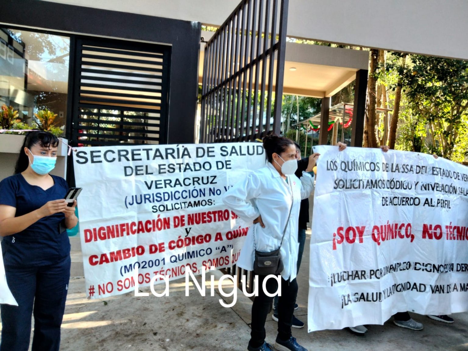 Químicos del Estado de Veracruz piden mesa de trabajo con el director de Salud por rezago salarial