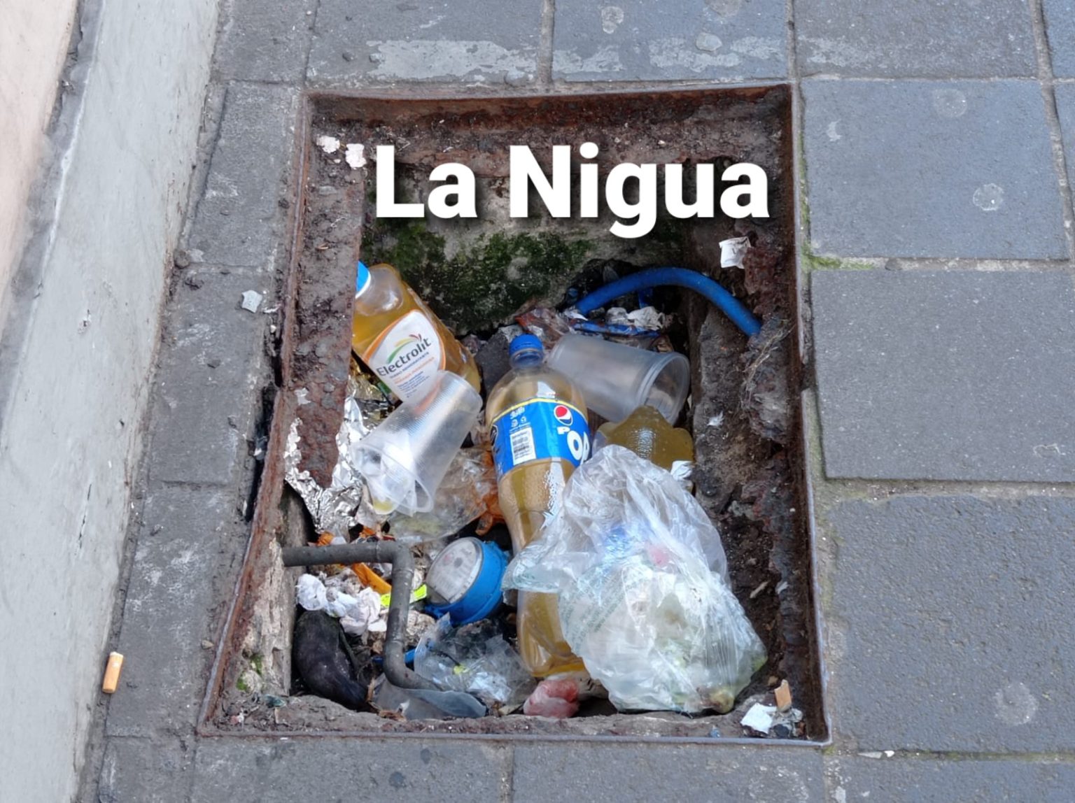 Dejan registros de agua sin tapa en Xalapa, gente los usa de basureros.