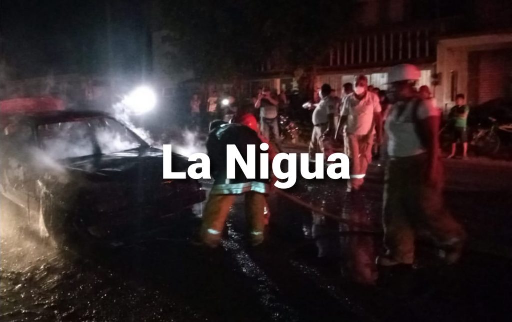 Se salva de morir un conductor, tras incendiarse su automóvil en Papantla
