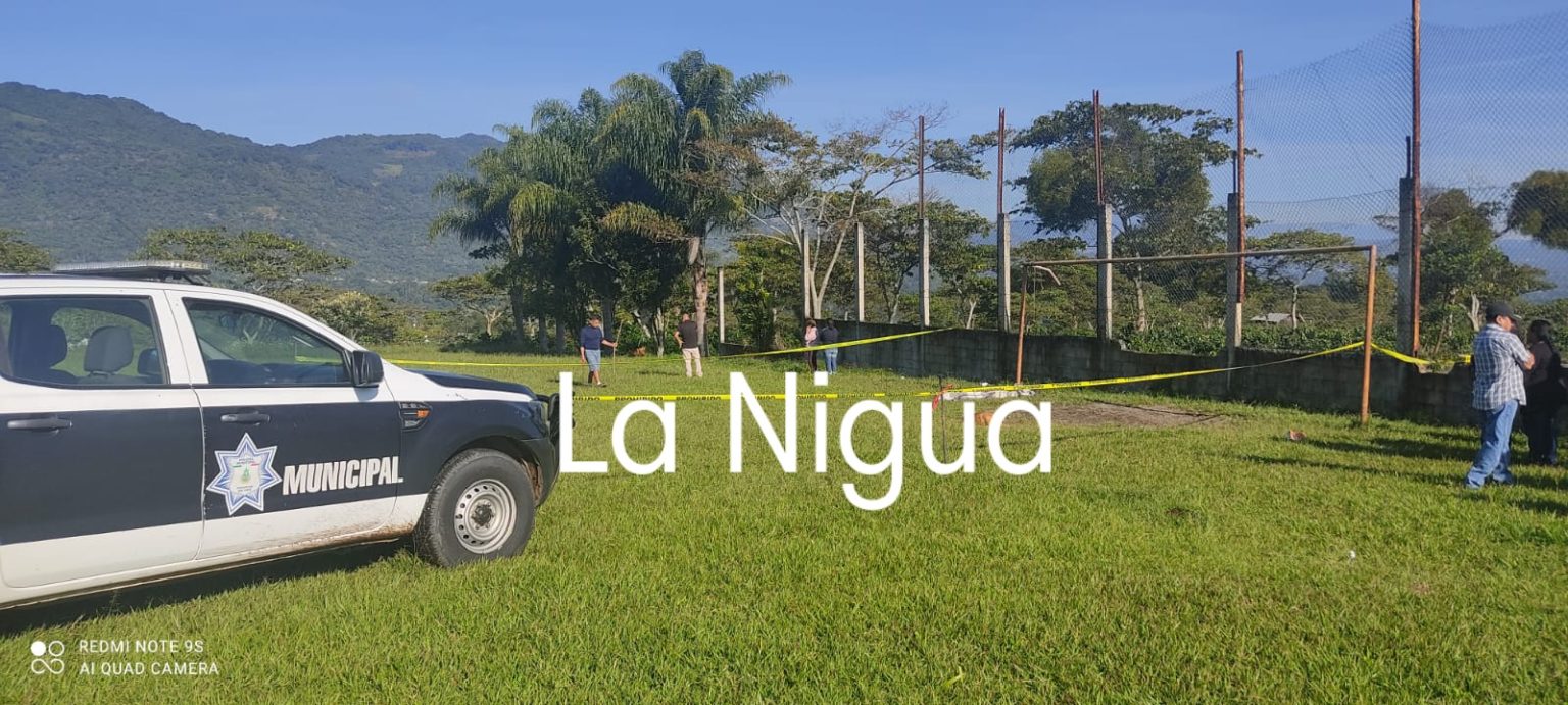 Se cuelga de la portería en el campo deportivo.