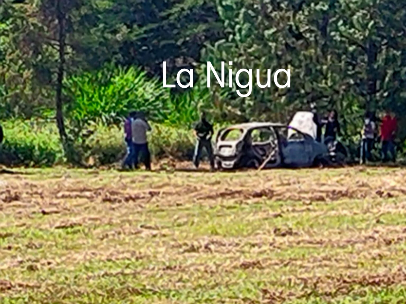 Lo matan a pedradas y queman taxi.