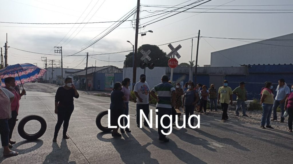 Bloquean carretera Córdoba-Peñuela por falta de agua