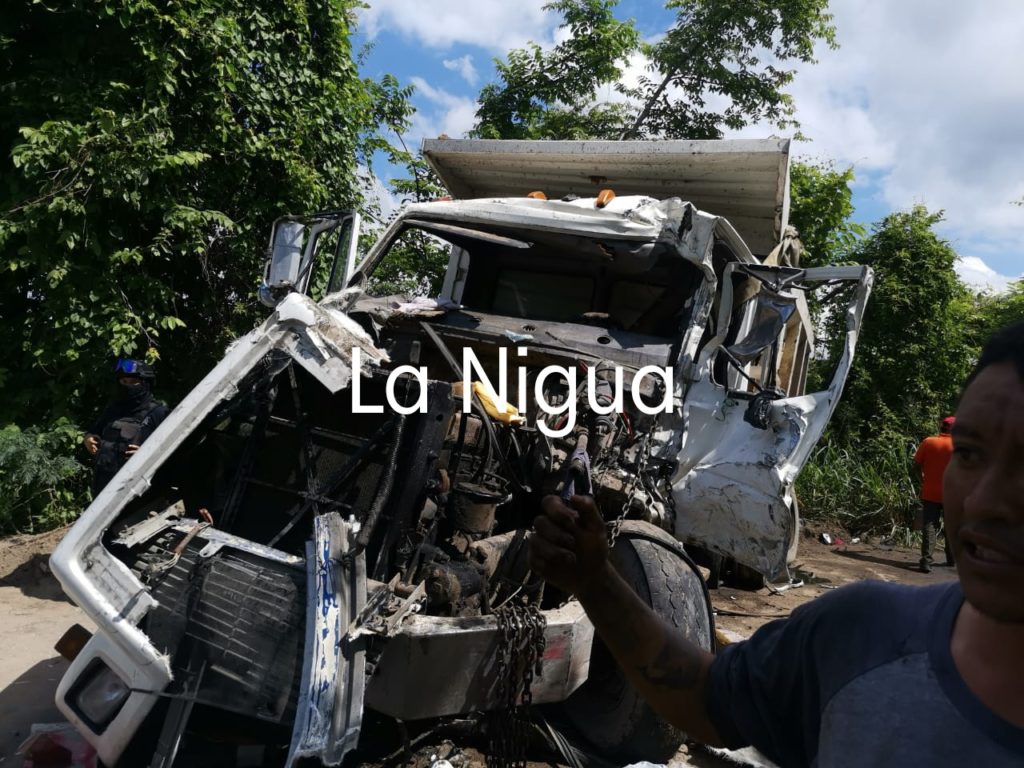 Quedan prensados por varios minutos; dos conductores, al impactarse de frente en Papantla