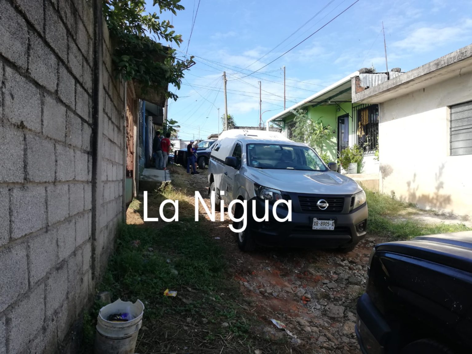 Escapa por la puerta falsa.