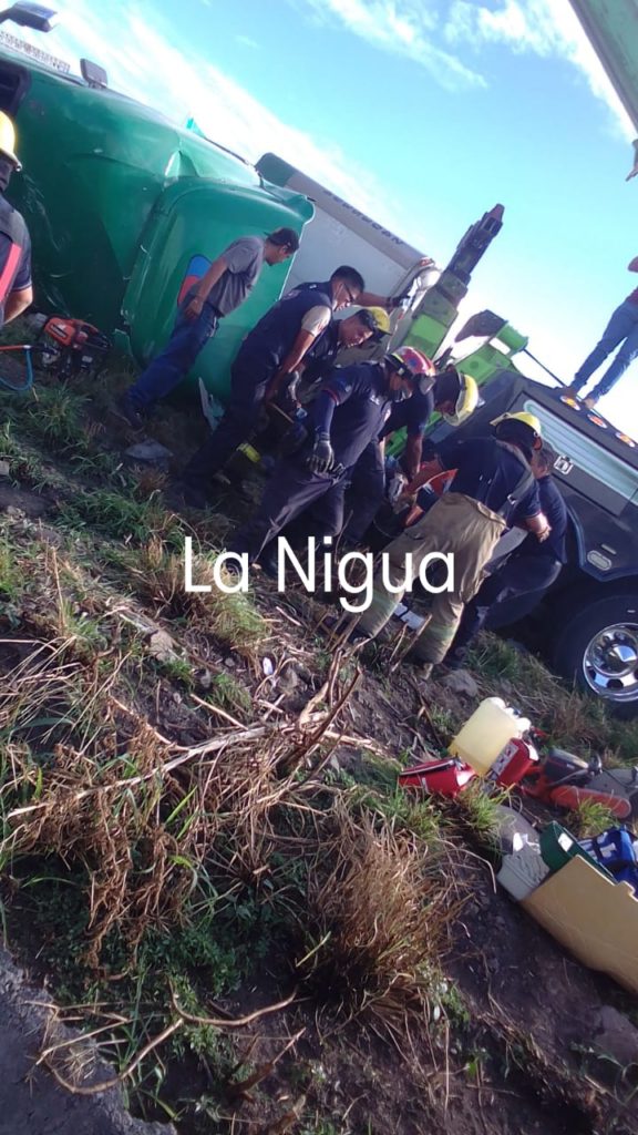 Queda prensado conductor de tráiler tras volcar.