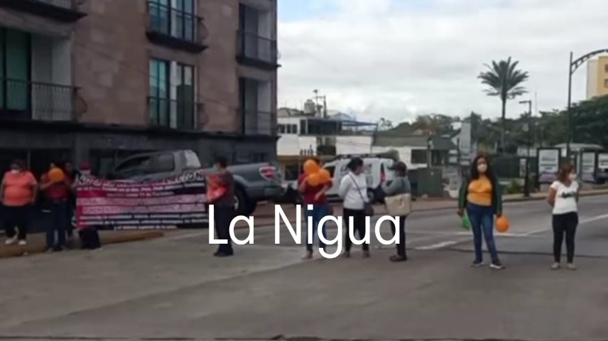 Bloqueo avenida 11 rechazan a directora. 1 20211122 103223